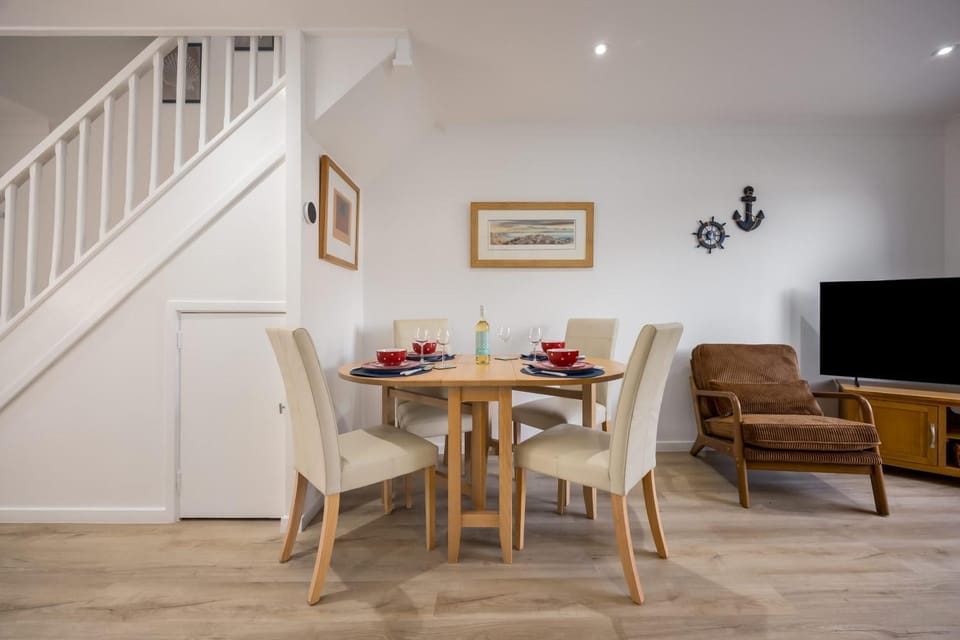 TV and multimedia, Seating area, Dining area