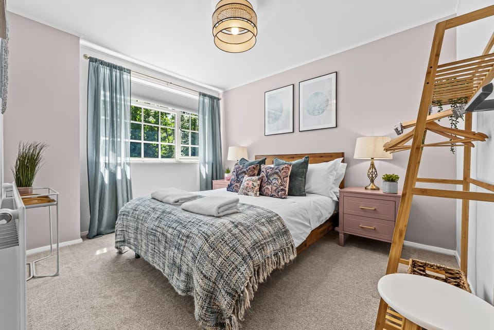 Bed, Bedroom, towels, wardrobe