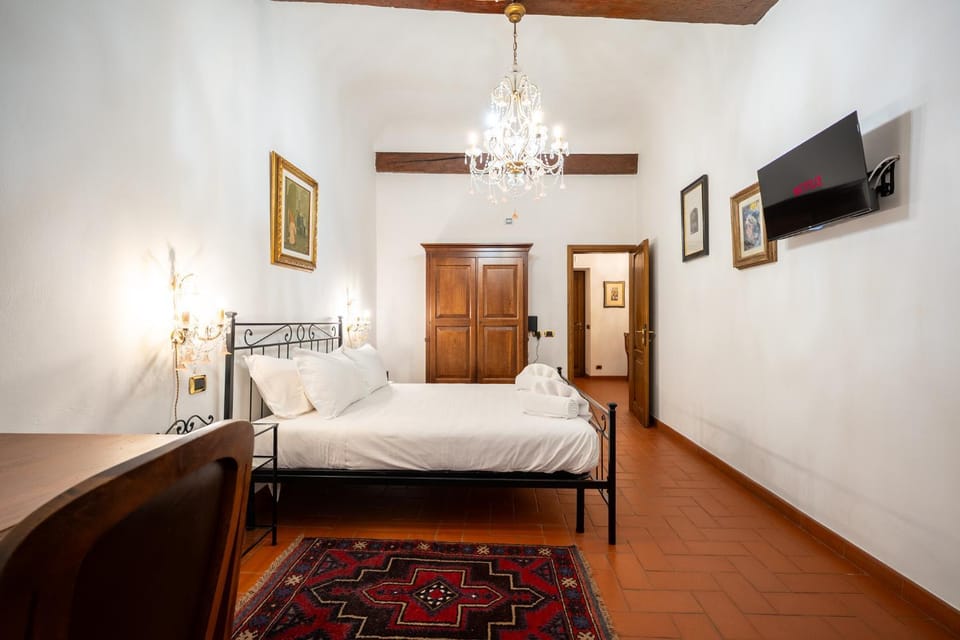 The Phoenix Renaissance 1 min to Signoria square Apartment in Florence