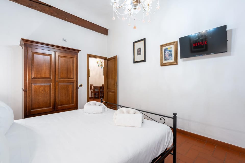 The Phoenix Renaissance 1 min to Signoria square Apartment in Florence