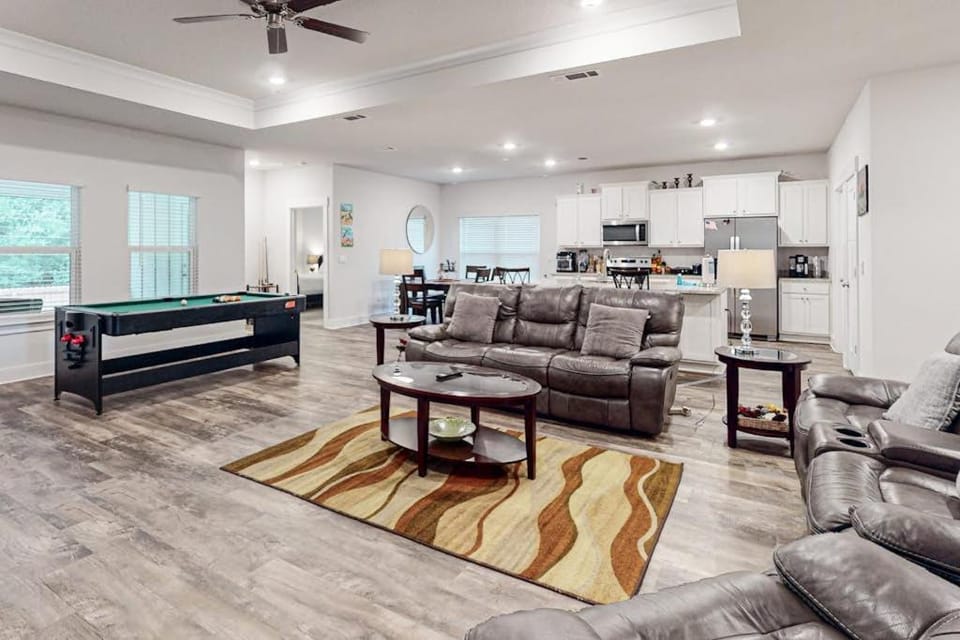 Gorgeous coastal home with plenty of space close to everything - dog friendly House in Pensacola Beach