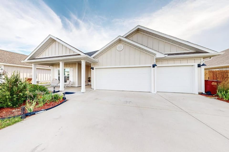 Gorgeous coastal home with plenty of space close to everything - dog friendly House in Pensacola Beach