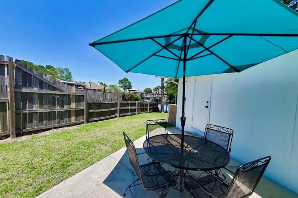 Gorgeous coastal home with plenty of space dock and outdoor area House in Pensacola Beach