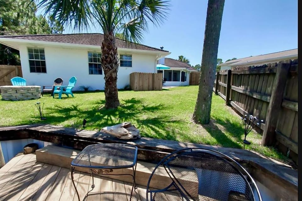 Gorgeous coastal home with plenty of space dock and outdoor area House in Pensacola Beach