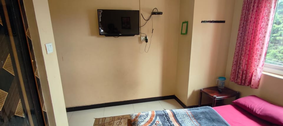 Bed, TV and multimedia, Bedroom