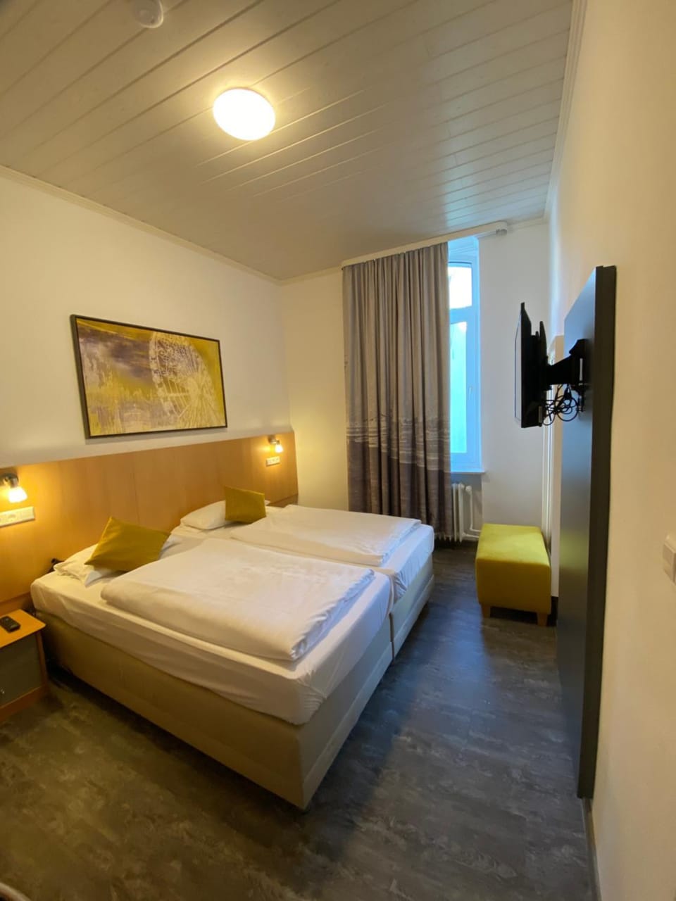 Bed, TV and multimedia, Photo of the whole room, Bedroom