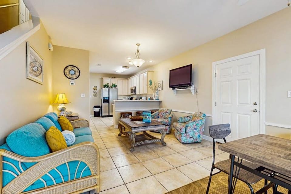 Bright townhome with patio fenced yard & pool - near shops and dining House in Miramar Beach