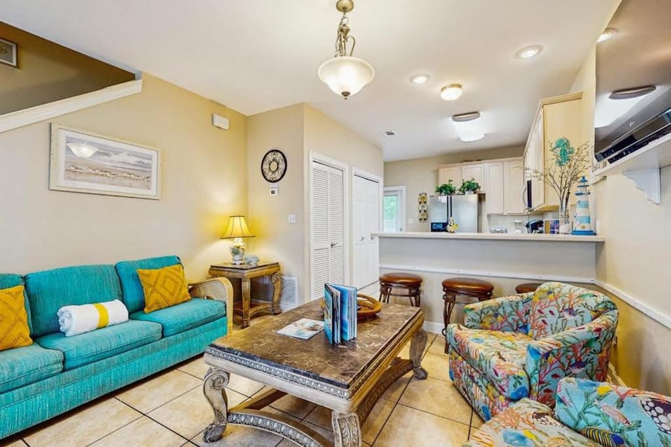 Bright townhome with patio fenced yard & pool - near shops and dining House in Miramar Beach