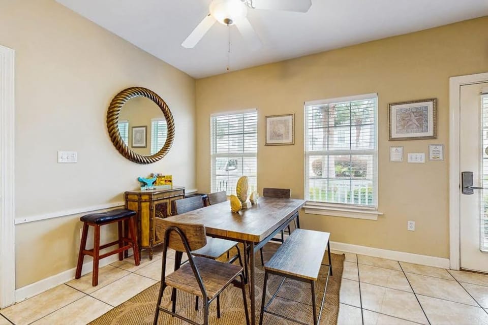 Bright townhome with patio fenced yard & pool - near shops and dining House in Miramar Beach