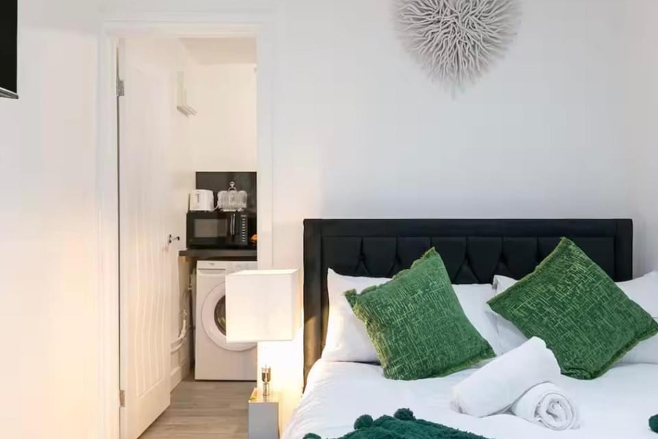 Bed, Kitchen or kitchenette, Bedroom, microwave, towels, washing machine