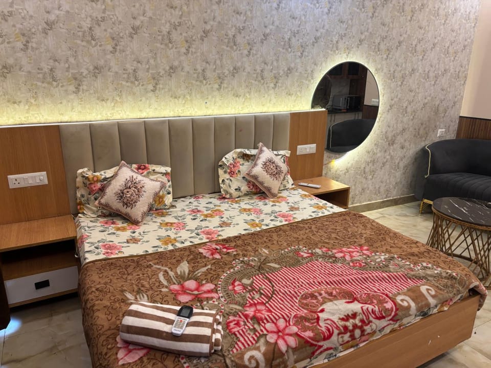 Kanishk stay Bed and Breakfast in Noida