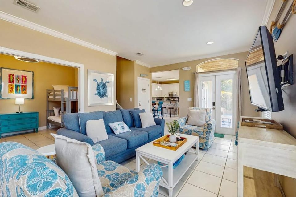 Exceptional private home pet friendly with private patio and shared pool House in Miramar Beach
