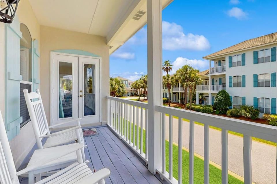 Exceptional private home pet friendly with private patio and shared pool House in Miramar Beach