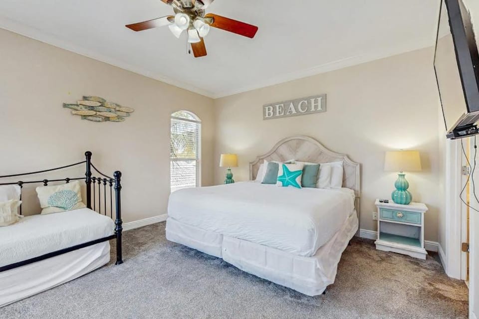 Exceptional private home pet friendly with private patio and shared pool House in Miramar Beach