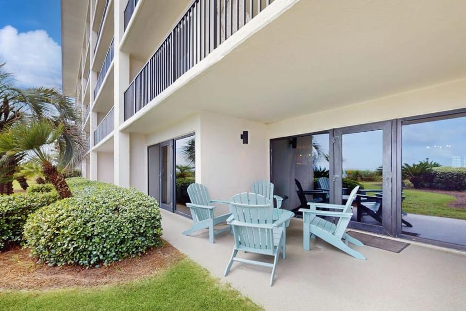Cozy Gulf-front home with 2 beach chairs - short distance to entertainment House in Miramar Beach