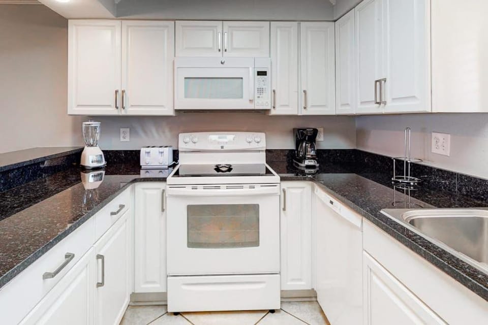 Modern Gulf-front condo with beach setup - close to restaurants House in Miramar Beach
