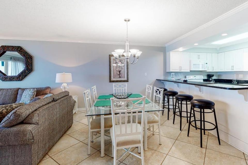 Modern Gulf-front condo with beach setup - close to restaurants House in Miramar Beach