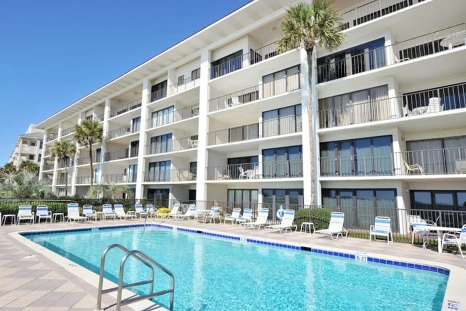 Modern Gulf-front condo with beach setup - close to restaurants House in Miramar Beach
