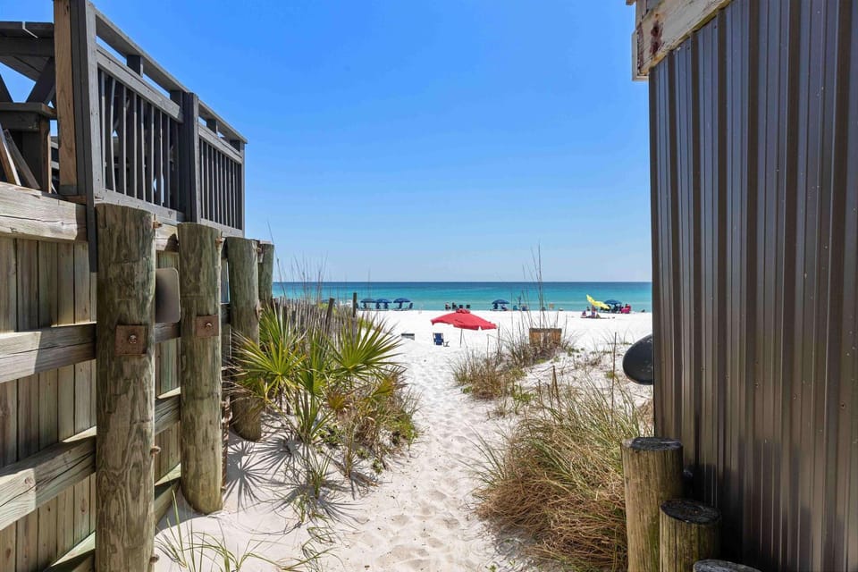 Elegant townhome with balconies patio pool & private beach access House in Miramar Beach