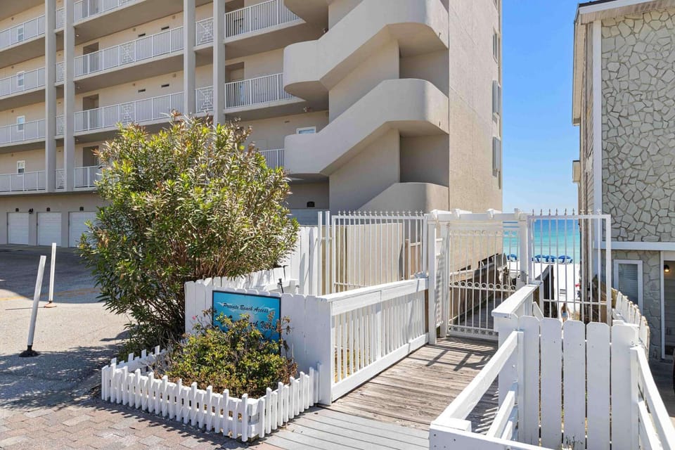 Elegant townhome with balconies patio pool & private beach access House in Miramar Beach