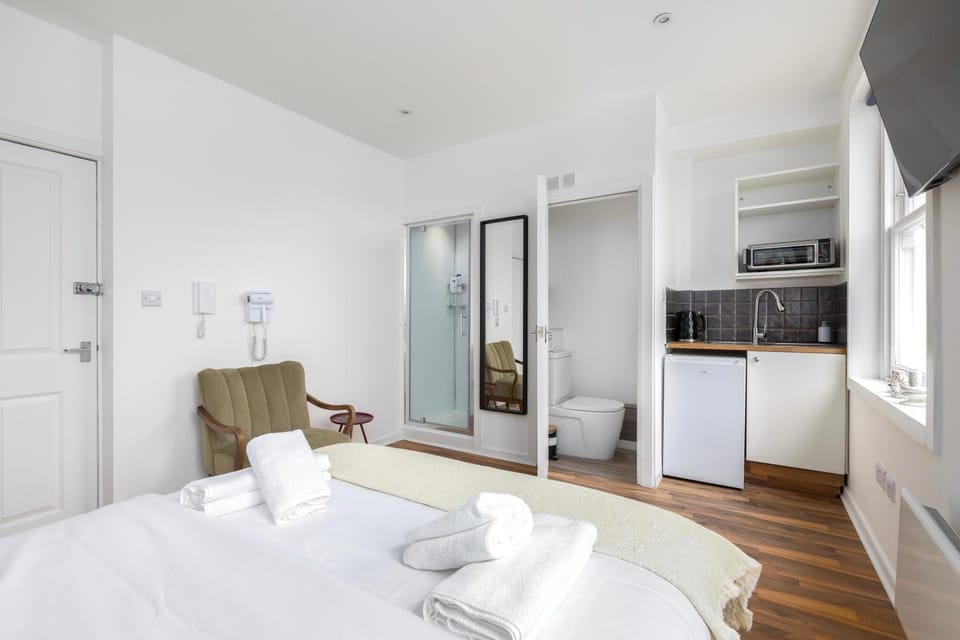 Camden Town Modern Studios Apartment in London Borough of Camden