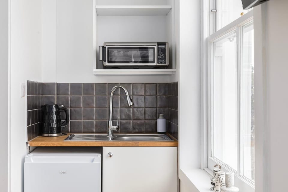 Camden Town Modern Studios Apartment in London Borough of Camden