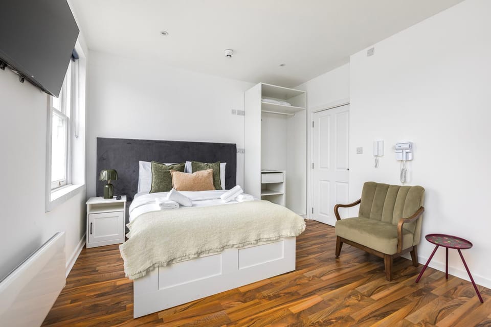 Camden Town Modern Studios Apartment in London Borough of Camden