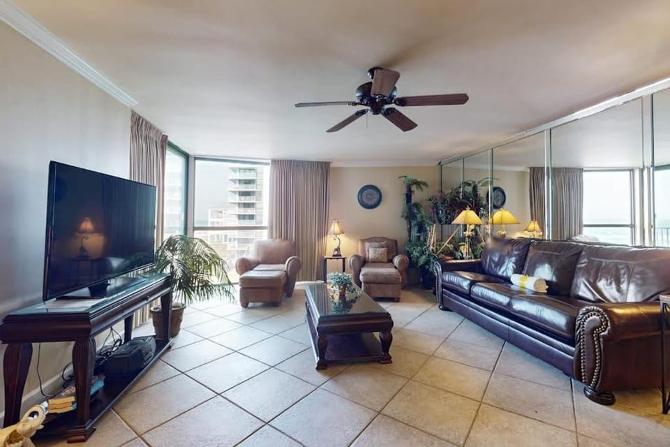 3rd Floor Coastal bright Condo Beach service included Steps to restaurants House in Miramar Beach