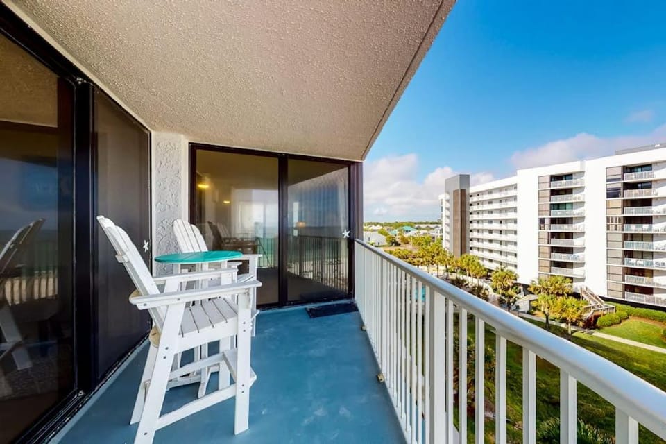 Gulf view condo with WiFi AC balcony on-site pool hot tub & beach access House in Miramar Beach