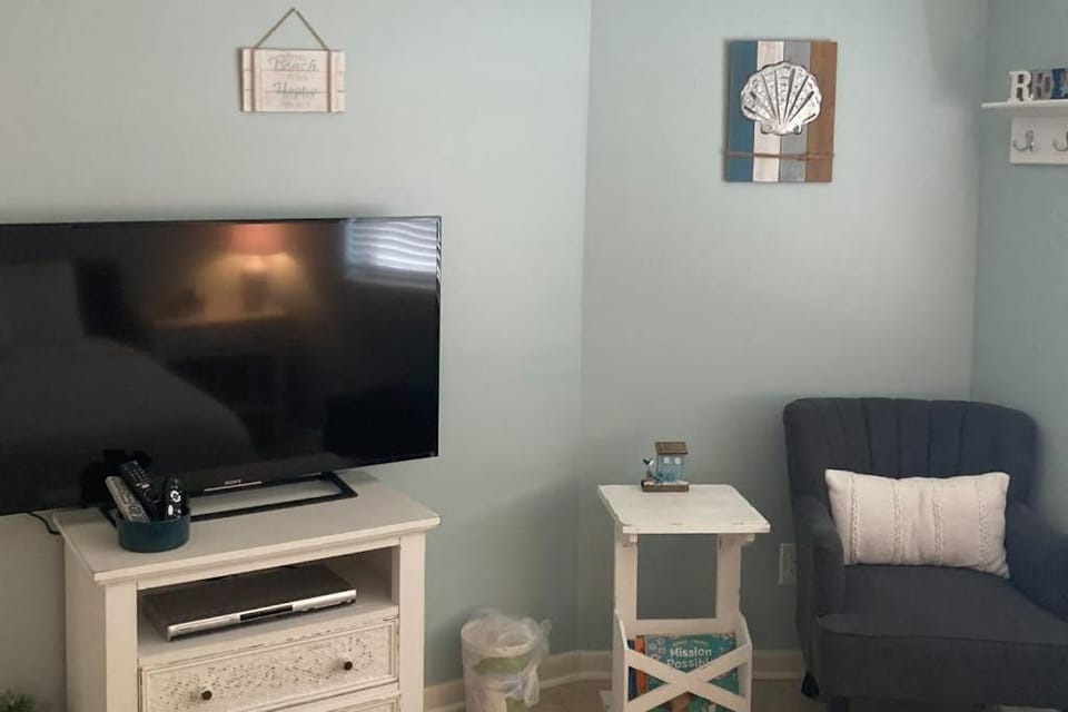 Gulf view condo with WiFi AC balcony on-site pool hot tub & beach access House in Miramar Beach