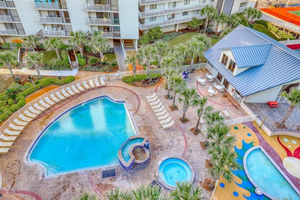 Gulf view condo with WiFi AC balcony on-site pool hot tub & beach access House in Miramar Beach