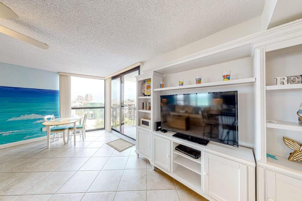 Gulf-view condo with balcony pools hot tub beach access House in Miramar Beach
