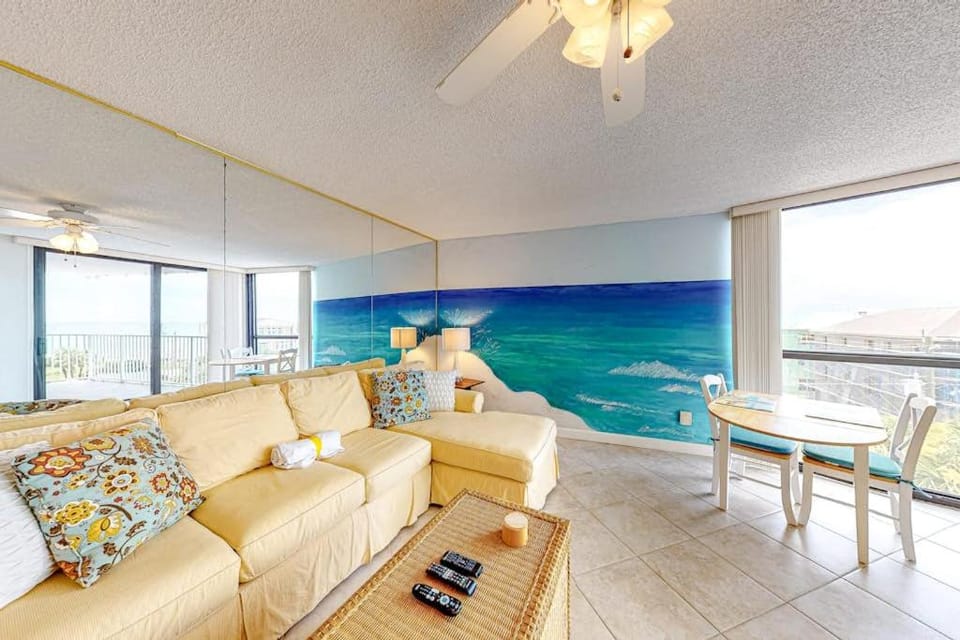 Gulf-view condo with balcony pools hot tub beach access House in Miramar Beach