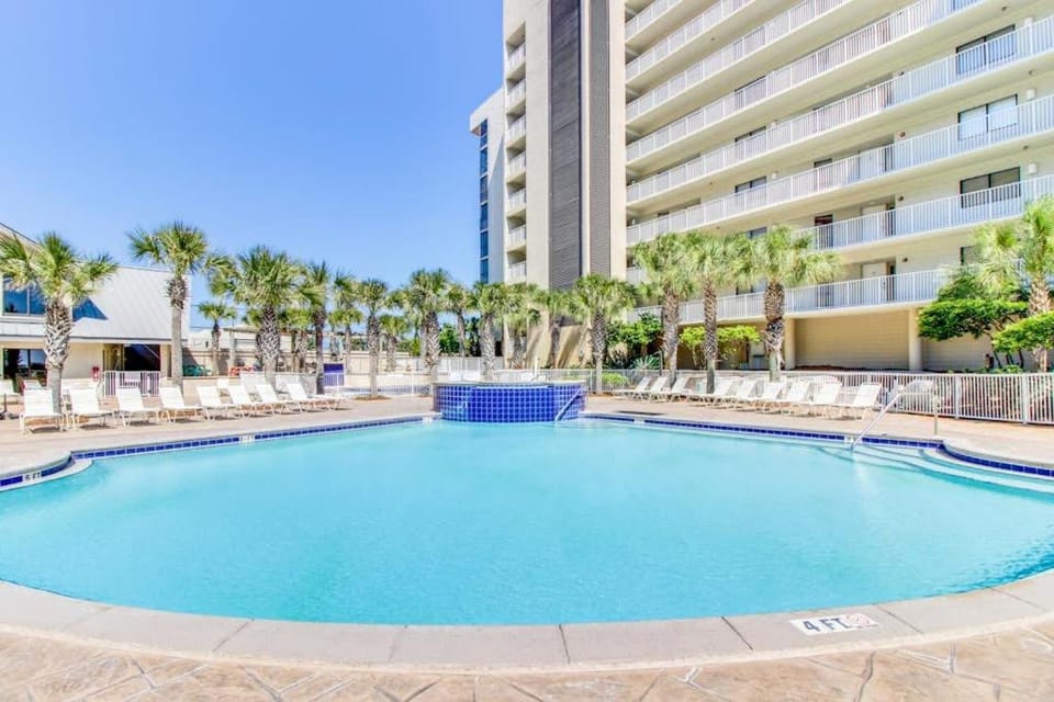 7th-floor condo near the beach with partial view fast WiFi pool hot tub & gym Apartment in Miramar Beach