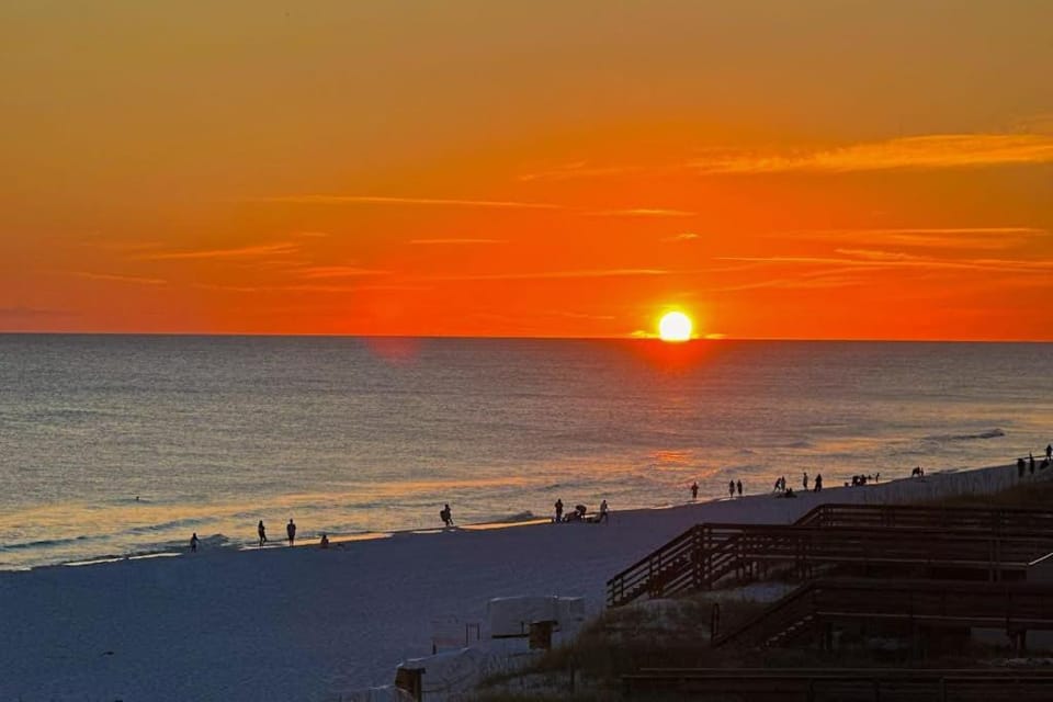 7th-floor condo near the beach with partial view fast WiFi pool hot tub & gym Apartment in Miramar Beach