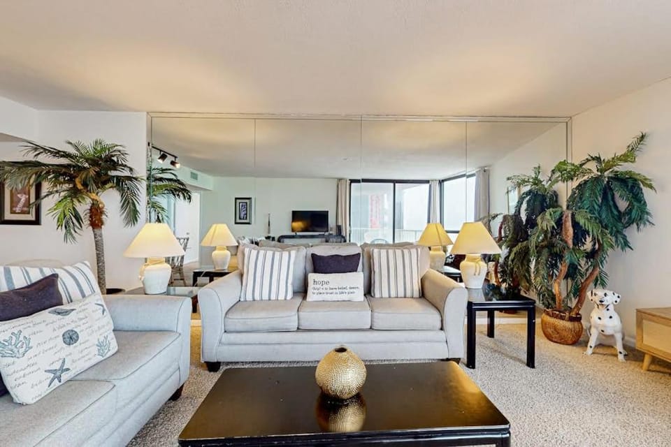 7th-floor condo near the beach with partial view fast WiFi pool hot tub & gym Apartment in Miramar Beach