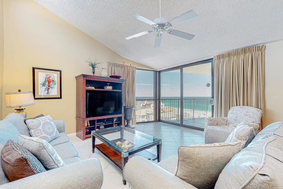 8th Floor Open Updated condo Beach service included Near Everything House in Miramar Beach