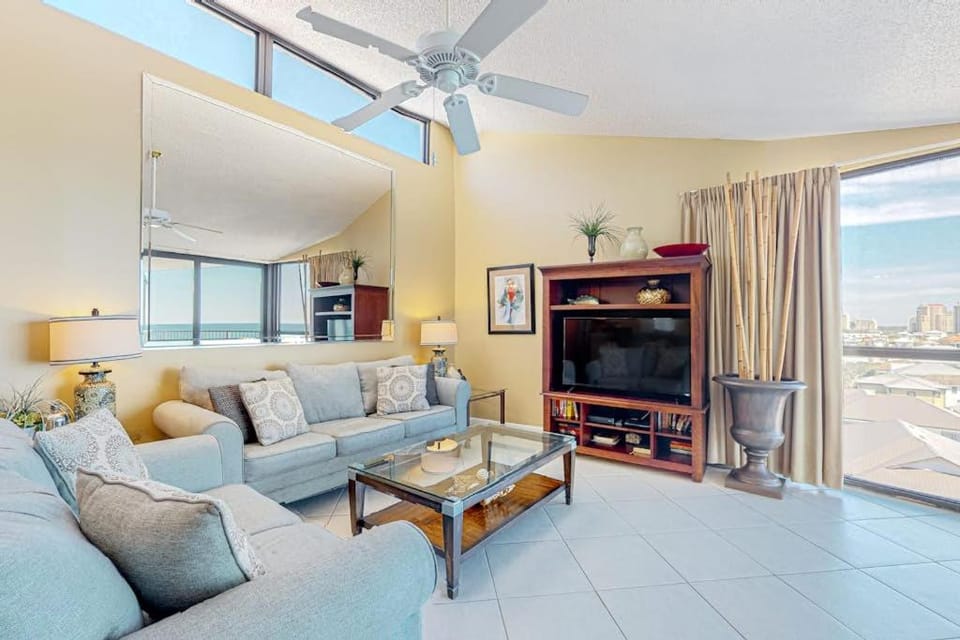 8th Floor Open Updated condo Beach service included Near Everything House in Miramar Beach