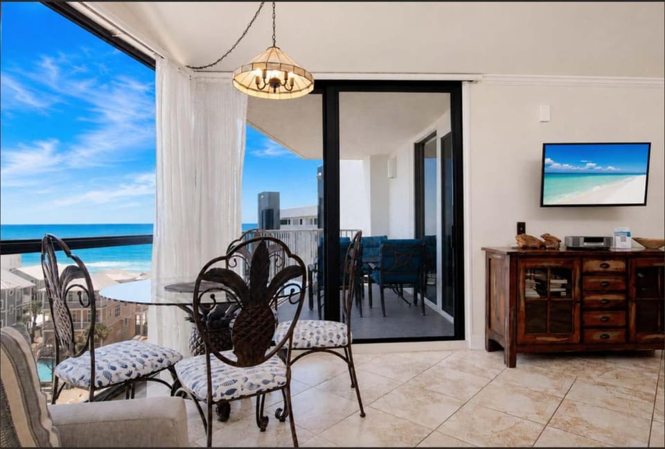 8th Floor Comfortable gulf view Condo beach setup included Near dining House in Miramar Beach