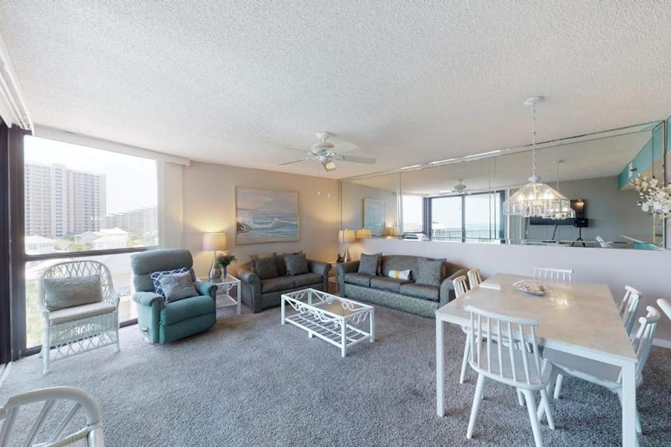 Waterfront corner condo with shared pool pool spa fitness room & beach service House in Miramar Beach