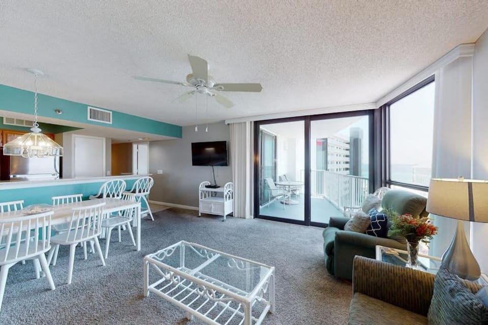 Waterfront corner condo with shared pool pool spa fitness room & beach service House in Miramar Beach