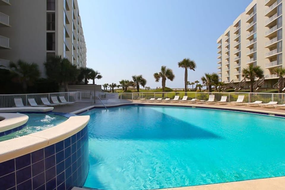 Waterfront corner condo with shared pool pool spa fitness room & beach service House in Miramar Beach