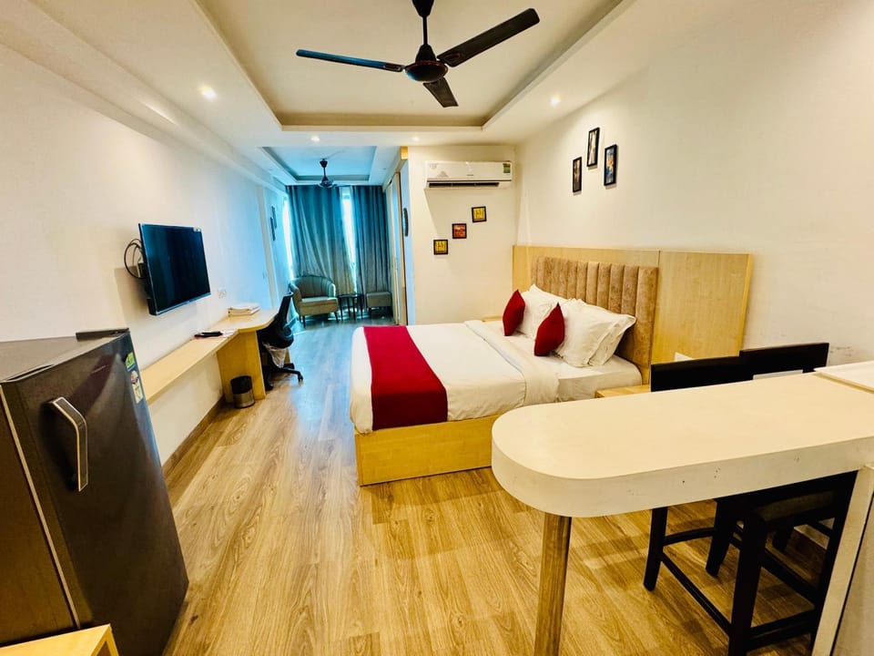 Bed, TV and multimedia, Photo of the whole room, Dining area, Bedroom