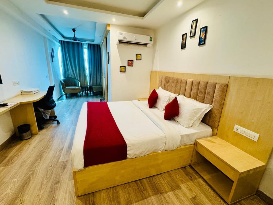 Bed, TV and multimedia, Photo of the whole room, Seating area, Bedroom, air conditioner