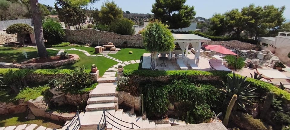 Intera Villa Cà del Mar con piscina rocciosa Villa in Torre Vado