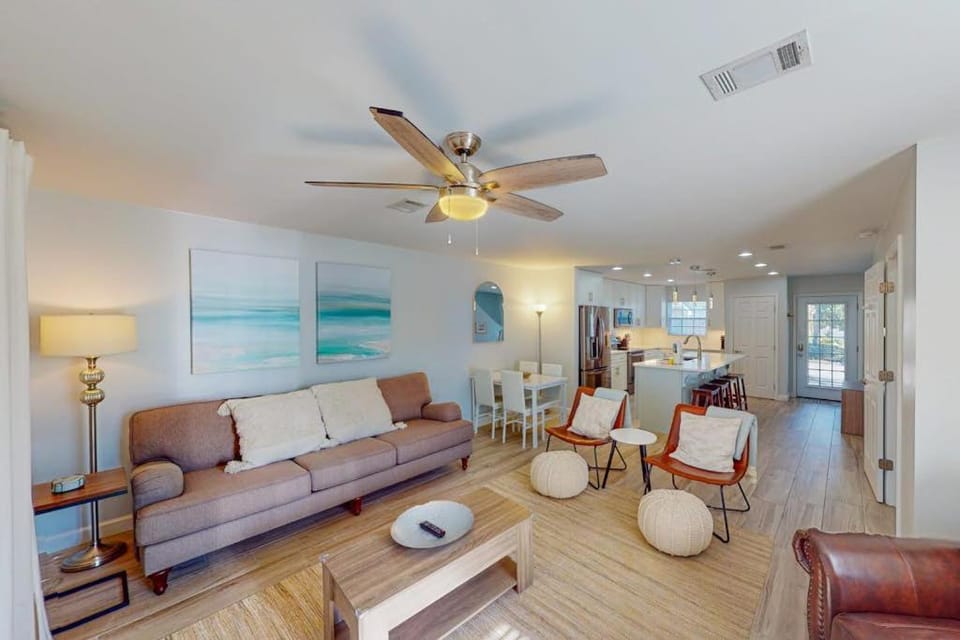 Dog-friendly townhouse near the beach with outdoor pool water views & AC House in Miramar Beach