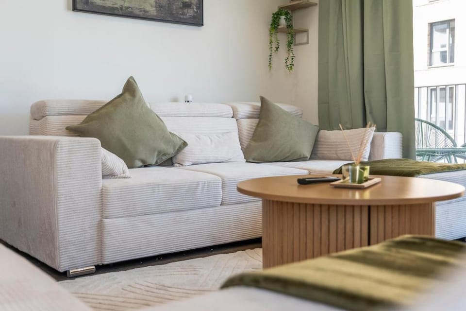 Luxe Stay 2BR 2BA 4 Stops To Wembley Sleeps 8 Apartment in Harrow