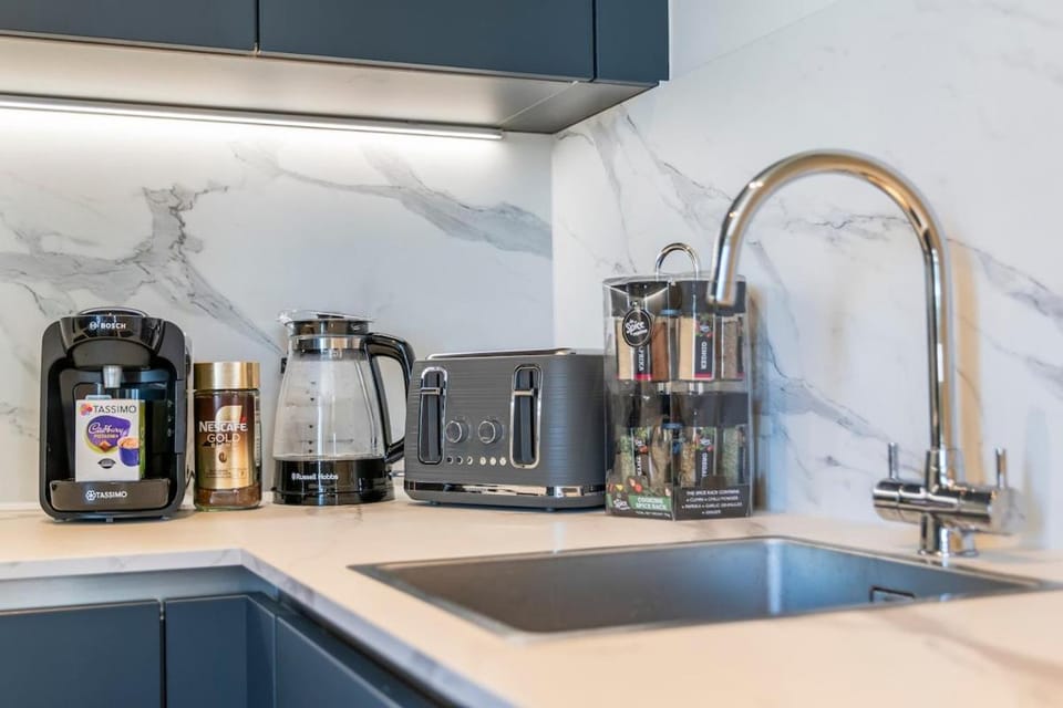 Luxe Stay 2BR 2BA 4 Stops To Wembley Sleeps 8 Apartment in Harrow