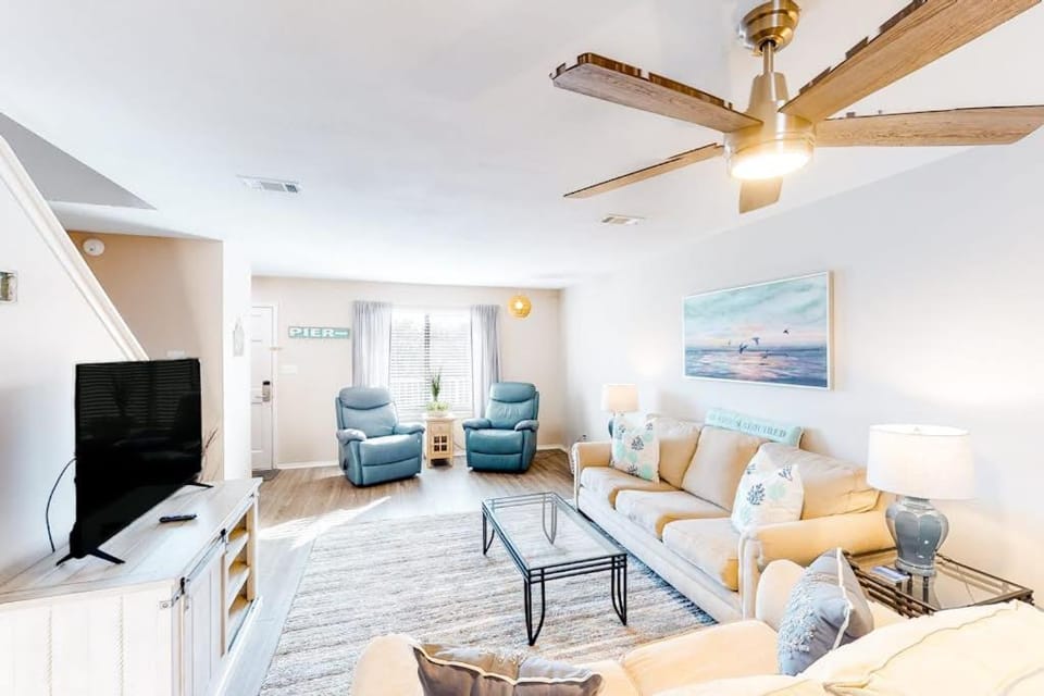 Beautifully updated 2nd-floor condo near the beach with pool balcony W&D AC House in Miramar Beach