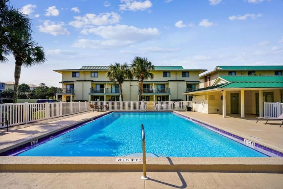 Beautifully updated 2nd-floor condo near the beach with pool balcony W&D AC House in Miramar Beach